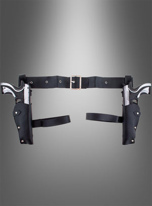 Ein „Beinholster mit 2 Pistolen für Damen“ – ein schwarzer Ledergürtel mit zwei silbernen Revolvern in Holstern – wird vor einem grauen Hintergrund mit Farbverlauf präsentiert und ist damit das ideale Accessoire, um Ihr authentisches Westernkostüm zu vervollständigen.