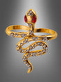 Der „Schlangen Ring“ Kostümschmuck ist ein goldfarbener Ring in Schlangenform, der mit roten Edelsteinaugen und klaren Strasssteinen entlang des Schlangenkörpers verziert ist und somit das perfekte Accessoire zur Vervollständigung Ihres Kleopatra-Kostüms darstellt. Abgebildet vor einem grauen Hintergrund mit Farbverlauf.