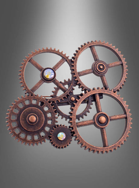 Vier ineinandergreifende Zahnräder aus Bronze, die jeweils mit zwei kleinen Edelsteinen verziert sind, sind kunstvoll auf einem grau abgestuften Hintergrund angeordnet – eine elegante Präsentation der „Zahnrad Brosche 7 cm Steampunk-Schmuck“ und das perfekte Accessoire für Liebhaber, die auf der Suche nach einzigartigen Steampunk-Accessoires sind.
