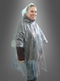 Eine Person trägt einen transparenten Regencape-Poncho und steht leicht zur Seite gedreht vor einem schlichten grauen Hintergrund – bereit für den Regenschutz und ideal für Veranstaltungen wie den Karneval.