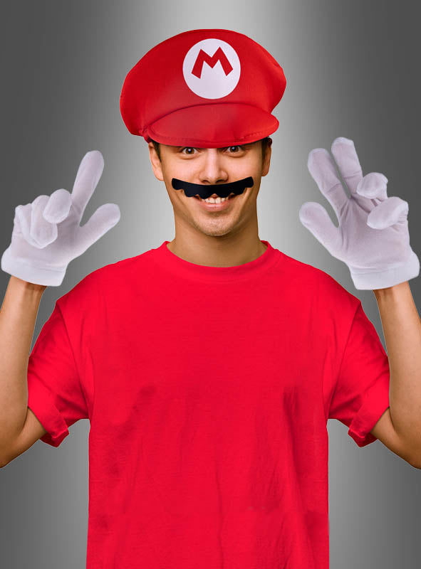 Eine Person, die das 4-teilige „Mario Set Comic“-Kostüm trägt – bestehend aus einem roten Hemd, einer roten Mütze mit einem „M“, weißen Handschuhen und einem falschen Schnurrbart –, posiert mit erhobenen Händen vor einem grauen Hintergrund mit Farbverlauf.