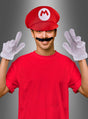 Eine Person, die das 4-teilige „Mario Set Comic“-Kostüm trägt – bestehend aus einem roten Hemd, einer roten Mütze mit einem „M“, weißen Handschuhen und einem falschen Schnurrbart –, posiert mit erhobenen Händen vor einem grauen Hintergrund mit Farbverlauf.