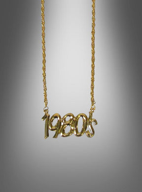 Wir präsentieren die „1980er Halskette gold“ – eine atemberaubende goldene Halskette mit einem Anhänger, auf dem „1980s“ vor einem grauen Farbverlauf prangt. Ideal als auffällige 80er-Jahre-Kette für Ihre nächste Bad-Taste-Mottoparty oder als modisches Schmuckstück im Stil der 1980er Jahre.