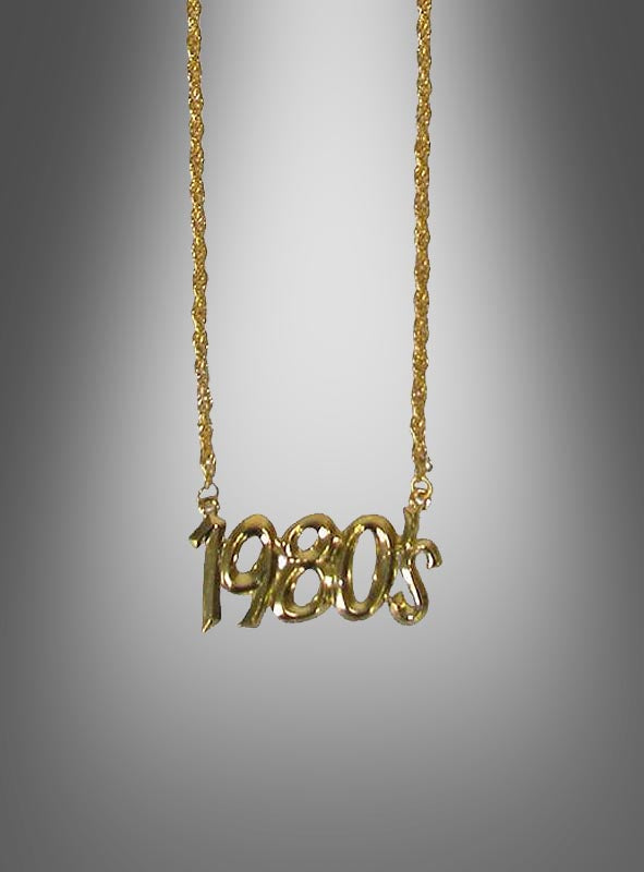 Wir präsentieren die „1980er Halskette gold“ – eine atemberaubende goldene Halskette mit einem Anhänger, auf dem „1980s“ vor einem grauen Farbverlauf prangt. Ideal als auffällige 80er-Jahre-Kette für Ihre nächste Bad-Taste-Mottoparty oder als modisches Schmuckstück im Stil der 1980er Jahre.