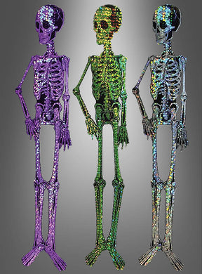 Drei glitzernde, holografische Skelett-Dekorationen in Lila, Grün und Silber stehen nebeneinander vor einem grauen Hintergrund mit Farbverlauf – perfekt als „Wandbild Hologramm 146 cm Skelett“ für Ihre Halloween-Deko.