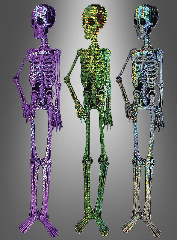 Drei glitzernde, holografische Skelett-Dekorationen in Lila, Grün und Silber stehen nebeneinander vor einem grauen Hintergrund mit Farbverlauf – perfekt als „Wandbild Hologramm 146 cm Skelett“ für Ihre Halloween-Deko.