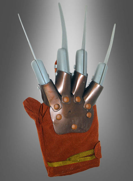 Ein „A Nightmare“-Handschuh mit Klingen in Braun, ausgestattet mit vier an den Fingerspitzen befestigten Metallklingen, die einer Klaue ähneln, wird vor einem grauen Farbverlauf präsentiert – ein ikonischer Klingen-Handschuh und das perfekte Horrorfilm-Accessoire für jeden Fan.