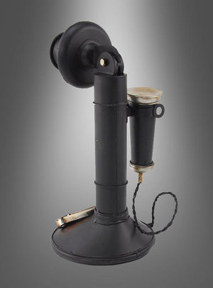 Ein schwarzer Retro-Telefon-Dekokerzenhalter im Stil der 20er Jahre mit drehbarem Sockel, aufrecht stehendem Hörer und fest angebrachtem Ohrstück thront elegant auf einem grauen Hintergrund mit Farbverlauf – ein ideales Stück für eine Vintage-Einrichtung oder jeden retro-inspirierten Raum.