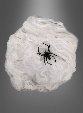 Eine schwarze Plastikspinne ruht auf einem runden Stück weißem Kunstspinnennetz vor einem grauen Hintergrund mit Farbverlauf – damit ist die „Spinnenweben Kleinpackung 20 g Tischdeko“ die perfekte Ergänzung für Ihre Halloween-Dekoration.