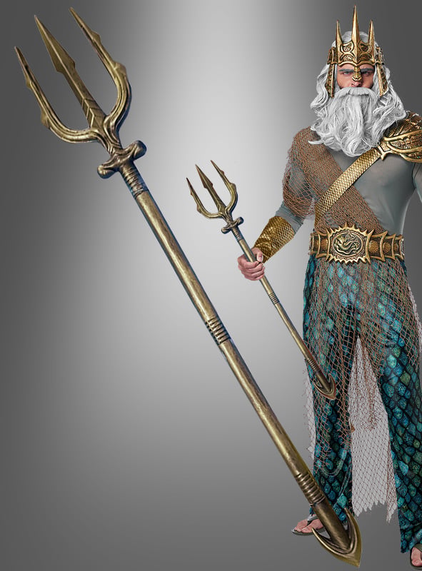 Eine Person in einem Königskostüm mit Krone, grauem Bart, goldener Rüstung und einer Hose mit Schuppenmuster hält zwei goldene Dreizack-Stäbe (95 cm, Wassermann) vor einem grauen Farbverlaufshintergrund – perfekt als Ergänzung zu jedem Wassermann-Kostüm oder in Kombination mit Ihrem Lieblings-Neptun-Accessoire.