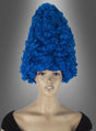 Eine Schaufensterpuppe mit einer hohen, lockigen blauen „Marge-Perücke“ im Turmfrisur-Stil und einem schwarzen Oberteil posierte vor einem schlichten Hintergrund mit Farbverlauf – perfekt für Fans von „Simpsons“-Cosplay.