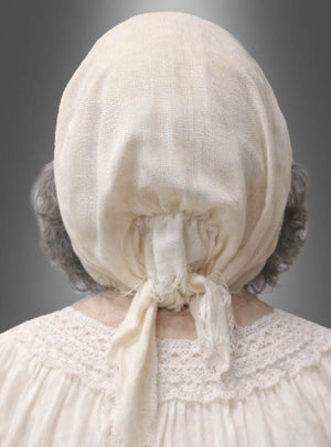 Eine ältere Person mit grauen Haaren, von hinten gesehen, trägt ein cremefarbenes Spitzenkleid und ein leichtes, zusammengebundenes Kopftuch, das an die „Großmutter-Latexmaske mit Haube“ aus einem traditionellen Rotkäppchen-Kostüm erinnert.