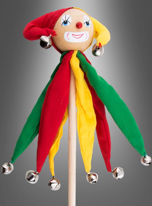 Der „Hofnarr Stab 60 cm mit Schellen“ ist eine Holzstabpuppe mit einem Narrenkopf, die einen rot-gelb-grünen Hut und Kragen trägt, wobei jede spitze Endstelle mit einer silbernen Glocke verziert ist.