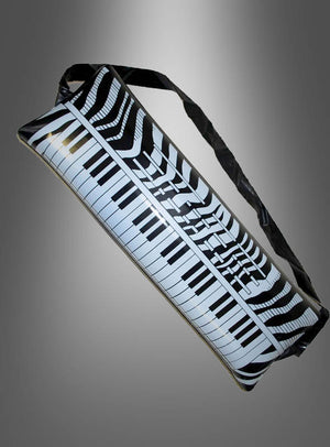 Verleihe deinem Outfit mit der „Aufblasbares Keyboard 60 cm Pop Duo“ – einer rechteckigen Umhängetasche mit schwarzem Riemen und einem verzerrten Klavier-Tastatur-Motiv auf grauem Hintergrund mit Farbverlauf – einen verspielten 80er-Jahre-Party-Look. Die Tasche eignet sich perfekt, egal ob du solo unterwegs bist oder sie als Teil eines Partnerkostüms kombinierst.