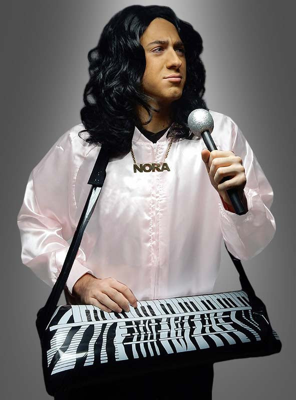 Eine Person mit langen dunklen Haaren, einem pinkfarbenen Shirt, einer NORA-Kette, einem Mikrofon in der Hand und dem aufblasbaren Keyboard „60 cm Pop Duo“ als Tasche – ideal für eine 80er-Jahre-Mottoparty oder ein lustiges Partnerkostüm.