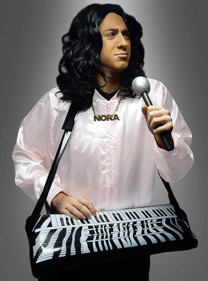 Eine Person mit langen dunklen Haaren, einem pinkfarbenen Shirt, einer NORA-Kette, einem Mikrofon in der Hand und dem aufblasbaren Keyboard „60 cm Pop Duo“ als Tasche – ideal für eine 80er-Jahre-Mottoparty oder ein lustiges Partnerkostüm.