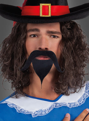 Eine Person mit schwarzem Hut mit goldener Schnalle, lockigem Haar, dem 2-teiligen Musketierbart-Set mit Kinnbart (künstlicher spitzer Schnurrbart und Kinnbart) sowie einem blauen Musketierkostüm mit weißem Spitzenkragen – perfekt für Karnevalsfeiern.