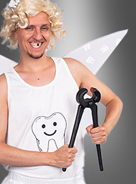 Ein als Zahnfee verkleideter Erwachsener – mit Flügeln, einer blonden Perücke und einem Tanktop mit einem lächelnden Zahn darauf – posiert für die Kamera, während er die „Riesige Zange Kneifzange 38 cm“ als verspieltes Gag-Produkt in der Hand hält und lächelt.