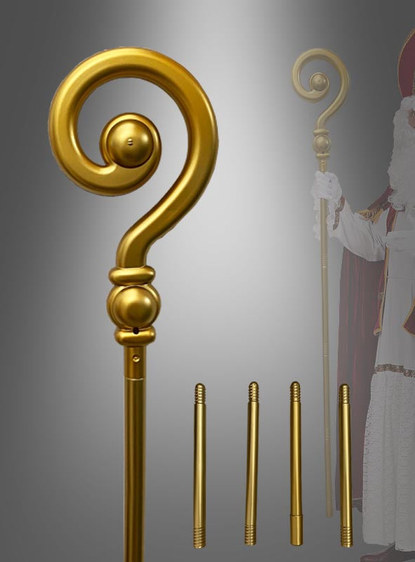 Der Bischofsstab „Deluxe“ (155 cm) mit goldfarbener Spiralkappe und vier abnehmbaren Segmenten wird vor dem Hintergrund einer teilweise sichtbaren, in eine Robe gekleideten Figur präsentiert.