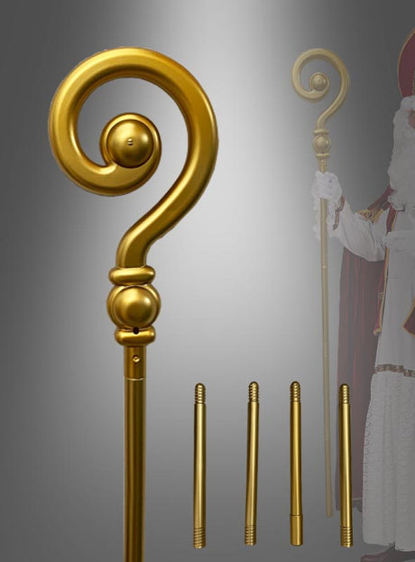 Der Bischofsstab „Deluxe“ (155 cm) mit goldfarbener Spiralkappe und vier abnehmbaren Segmenten wird vor dem Hintergrund einer teilweise sichtbaren, in eine Robe gekleideten Figur präsentiert.