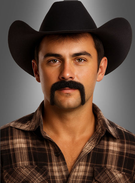 Ein Mann mit schwarzem Cowboyhut und kariertem Hemd, auf dem der „Western Cowboy Bart“ selbstklebend abgebildet ist, blickt vor einem neutralen grauen Hintergrund nach vorne – perfekt, um deinen Cowboy- oder Western-Kostüm-Look zu vervollständigen.