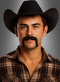 Ein Mann mit schwarzem Cowboyhut und kariertem Hemd, auf dem der „Western Cowboy Bart“ selbstklebend abgebildet ist, blickt vor einem neutralen grauen Hintergrund nach vorne – perfekt, um deinen Cowboy- oder Western-Kostüm-Look zu vervollständigen.