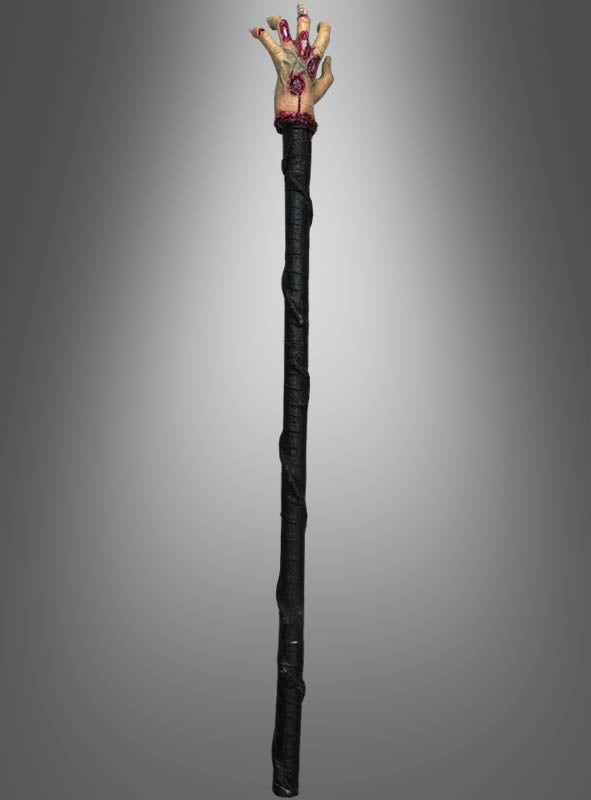 Der „Voodoo Stab Blutige Hand“ ist ein schwarzer Stab, an dessen Spitze eine detailgetreue, abgetrennte, blutige Hand mit gespreizten Fingern angebracht ist, die Knochen und Blut freilegt – damit ist er das perfekte Halloween-Accessoire für dein gruseliges Outfit.