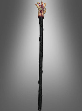 Der „Voodoo Stab Blutige Hand“ ist ein schwarzer Stab, an dessen Spitze eine detailgetreue, abgetrennte, blutige Hand mit gespreizten Fingern angebracht ist, die Knochen und Blut freilegt – damit ist er das perfekte Halloween-Accessoire für dein gruseliges Outfit.