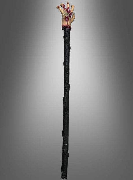 Der „Voodoo Stab Blutige Hand“ ist ein schwarzer Stab, an dessen Spitze eine detailgetreue, abgetrennte, blutige Hand mit gespreizten Fingern angebracht ist, die Knochen und Blut freilegt – damit ist er das perfekte Halloween-Accessoire für dein gruseliges Outfit.
