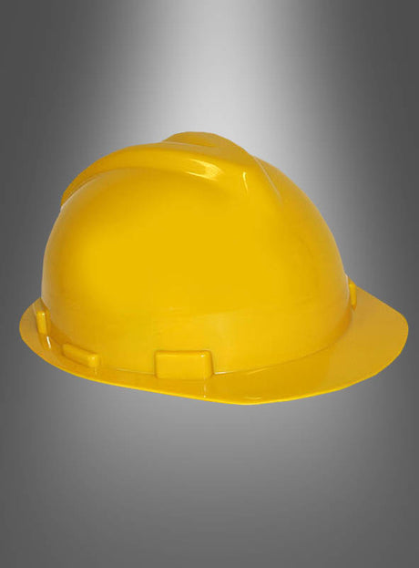 Ein verstellbarer Bauarbeiterhelm in Gelb wird vor einem grauen Hintergrund mit Farbverlauf dargestellt und eignet sich somit ideal als Kostüm-Accessoire oder gelber Schutzhelm für jedes Outfit zum Thema Bauwesen.
