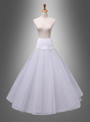Eine weiße Schaufensterpuppe präsentiert den „Langer Reifrock Petticoat“ mit einem eng anliegenden Bund und einem ausgestellten Tüllrock vor einem grau verlaufenden Hintergrund.