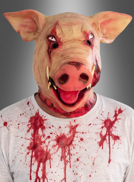 Eine Person trägt die „Blutige Latexmaske Schwein“ und ein weißes Hemd mit roten Spritzern und steht vor einem grauen Hintergrund mit Farbverlauf. Diese gruselige Halloween-Maske sorgt für eine unheimliche, beunruhigende Wirkung, die sich perfekt für gruselige Anlässe eignet.