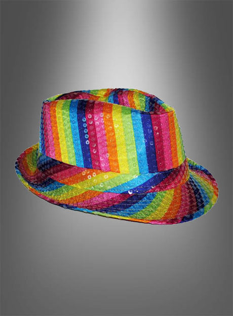 Wir präsentieren den „Regenbogen Trilby Paillettenhut“ – einen klassischen Trilby-Hut, verziert mit diagonalen Regenbogenstreifen und funkelnden Pailletten, die sich wunderschön vom grauen Hintergrund mit Farbverlauf abheben. Dieses auffällige CSD-Accessoire ist die perfekte Wahl, um jedem Outfit einen lebendigen Touch zu verleihen.