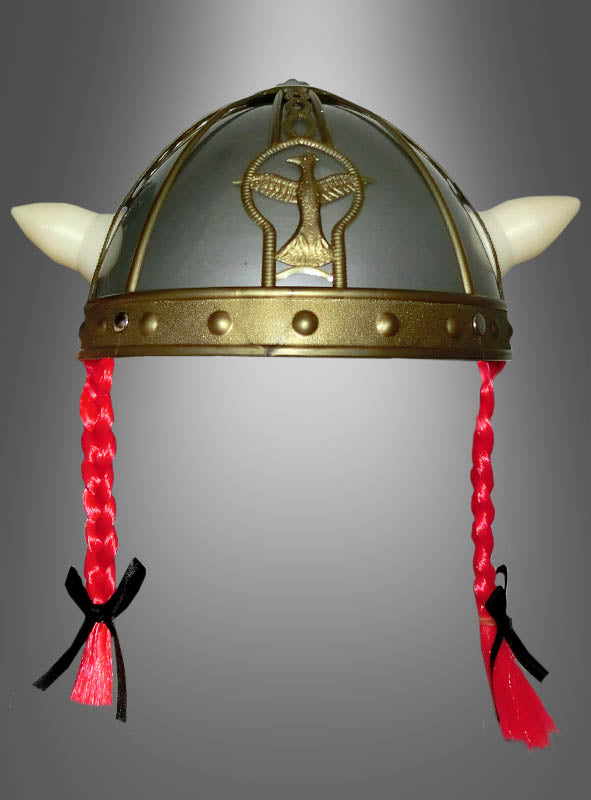 Gallierhelm mit Hörnern und Zöpfen – ein Kunststoffhelm mit weißen Hörnern, goldener Verzierung und fest angebrachten roten Zöpfen, die mit schwarzen Bändern zusammengebunden sind – das perfekte Accessoire für jedes Faschingskostüm, präsentiert vor einem grauen Hintergrund mit Farbverlauf.