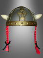 Gallierhelm mit Hörnern und Zöpfen – ein Kunststoffhelm mit weißen Hörnern, goldener Verzierung und fest angebrachten roten Zöpfen, die mit schwarzen Bändern zusammengebunden sind – das perfekte Accessoire für jedes Faschingskostüm, präsentiert vor einem grauen Hintergrund mit Farbverlauf.