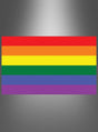Eine rechteckige Flagge mit sechs horizontalen Streifen – rot, orange, gelb, grün, blau und violett – vor einem grauen Hintergrund mit Farbverlauf. Die „Große Regenbogenfahne“ im Format 90 × 150 cm ist ein ikonisches Symbol, das häufig bei Veranstaltungen zum Christopher Street Day zu sehen ist und stolz für den Gay Pride steht.