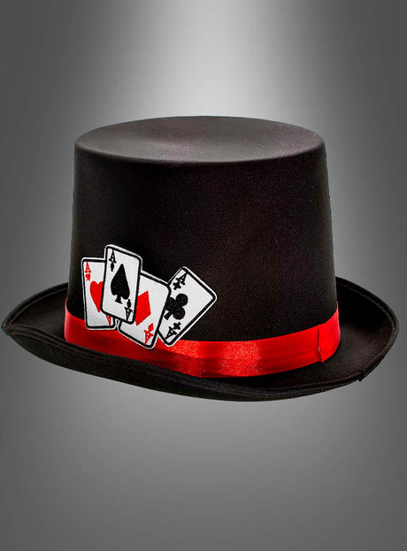 Der Zylinder „Poker Zylinder Casino Style“ besticht durch ein schwarzes Design, das mit einer roten Schleife und drei Spielkarten – Herz-Ass, Pik-Ass und Kreuz-Ass – verziert ist, die in das Band eingesteckt sind und sich vor einem grauen Hintergrund mit Farbverlauf abheben.