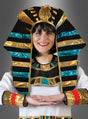 Eine Person, die den „Pharao Kopfschmuck gold-blau“ trägt – mit auffälligen blauen und goldenen Streifen und bunten Verzierungen –, lächelt mit verschränkten Armen.