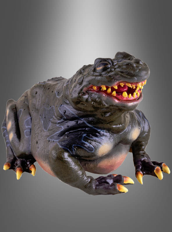 Eine gummiartige, schwarz-graue „Monster Frosch“-Deko-Kröte aus Latex als Halloween-Figur mit gelben Krallen und scharfen gelben Zähnen vor einem grauen Hintergrund mit Farbverlauf – perfekt für Ihre Halloween-Dekoration.