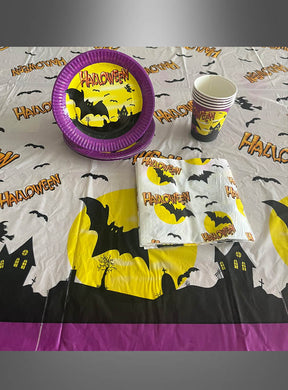 Halloween-Tischdekoration: Mit dem 19-teiligen Halloween-Pappgeschirr-Set „Fledermaus“ gestalten Sie ganz einfach eine gruselig-schöne Tischdekoration – Teller, Becher und Servietten mit Fledermäusen, Spukhäusern und einem gelben Mond auf einer passenden Tischdecke sorgen für die perfekte Halloween-Atmosphäre.