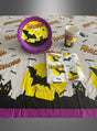 Halloween-Tischdekoration: Mit dem 19-teiligen Halloween-Pappgeschirr-Set „Fledermaus“ gestalten Sie ganz einfach eine gruselig-schöne Tischdekoration – Teller, Becher und Servietten mit Fledermäusen, Spukhäusern und einem gelben Mond auf einer passenden Tischdecke sorgen für die perfekte Halloween-Atmosphäre.