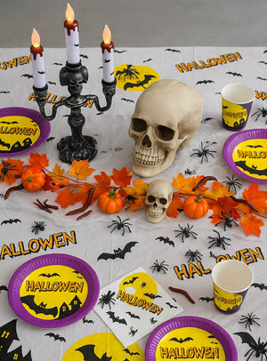 Schaffen Sie eine gruselige Atmosphäre mit dem Halloween-Pappgeschirr-Set „Fledermaus“ (19-teilig) – bestehend aus Tellern und Tassen mit Fledermaus-Motiven und Halloween-Motiven. Kombinieren Sie es mit Totenköpfen, einem Kerzenleuchter, künstlichen Blättern und kleinen Kürbissen für die perfekte Halloween-Tischdekoration oder um Ihre festliche Feier stilvoll abzurunden.
