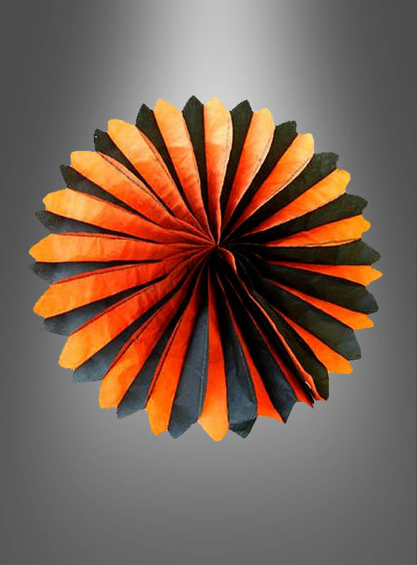 Eine große, runde Halloween-Rosette mit einem Durchmesser von 48 cm – die „Große Halloween-Rosette 48 cm orange-schwarz“ – besteht aus abwechselnd orangefarbenen und schwarzen Segmenten und wird vor einem grauen Hintergrund mit Farbverlauf präsentiert – perfekt als stilvoller Akzent für Ihre Halloween-Dekoration.