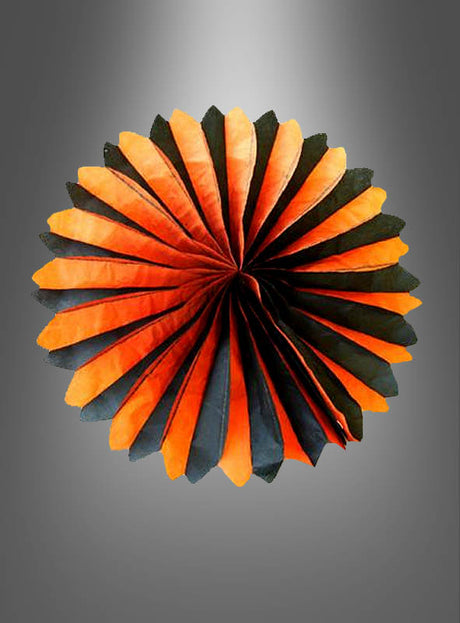 Eine große, runde Halloween-Rosette mit einem Durchmesser von 48 cm – die „Große Halloween-Rosette 48 cm orange-schwarz“ – besteht aus abwechselnd orangefarbenen und schwarzen Segmenten und wird vor einem grauen Hintergrund mit Farbverlauf präsentiert – perfekt als stilvoller Akzent für Ihre Halloween-Dekoration.