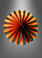 Eine große, runde Halloween-Rosette mit einem Durchmesser von 48 cm – die „Große Halloween-Rosette 48 cm orange-schwarz“ – besteht aus abwechselnd orangefarbenen und schwarzen Segmenten und wird vor einem grauen Hintergrund mit Farbverlauf präsentiert – perfekt als stilvoller Akzent für Ihre Halloween-Dekoration.