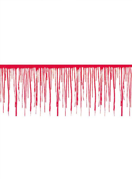 Eine gerade Linie aus roter Flüssigkeit tropft vor weißem Hintergrund nach unten und erweckt den Anschein von herabtropfender Farbe oder Blut – damit ist die „Blutige Wandbordüre Deko 610 x 30 cm“ die perfekte Ergänzung für Ihre nächste Horrorparty-Dekoration oder als gruselige Halloween-Wanddekoration.