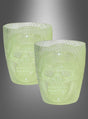 Zwei durchscheinende grüne „2 Stück Totenkopf Trinkbecher Glow in the Dark“ stehen nebeneinander auf einem grauen Hintergrund mit Farbverlauf und sorgen so für den perfekten Look bei jeder Feier. Diese leuchtenden Totenkopf-Becher eignen sich ideal als Halloween-Partybecher und verleihen Ihrer nächsten Themenveranstaltung mit ihrem 3D-Effekt eine gruselige Note.