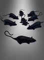 Acht der 8 kleinen Mäuse (7 cm) als Halloween-Dekoration sind in einer lockeren Kreisformation auf einem grau abgestuften Hintergrund angeordnet und bilden so eine auffällige Mäuse-Tischdekoration, die sich perfekt für Halloween-Feiern eignet. Diese Halloween-Accessoires eignen sich ideal als ungewöhnliches Mäuse-Gastgeschenk oder als Blickfang für deine gruselige Tischdekoration.