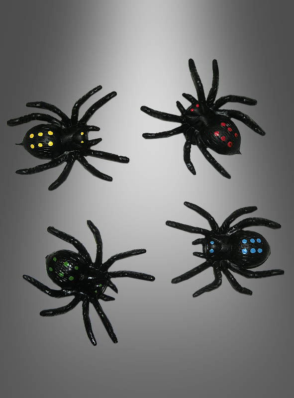 Vier schwarze Plastikspinnen mit der Aufschrift „4 St. Spinnen mit Saugnapf 4x5,5 cm“ und bunten Flecken – gelb, rot, grün und blau – sind auf einem grau abgestuften Hintergrund angeordnet und ergeben so eine auffällige Idee für eine Halloween- oder Spinnendekoration.