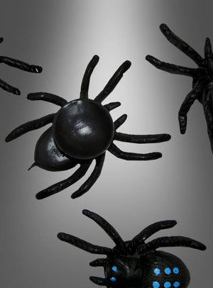 Vier schwarze Spinnenmodelle mit glatten Körpern und Beinen, jeweils 4 × 5,5 cm groß und mit Saugnäpfen versehen, sind vor einem grauen Hintergrund mit Farbverlauf angeordnet – ideal als „Gummispinnen“ für die Halloween-Dekoration oder als Spinnendekoration, um Ihrer saisonalen Dekoration einen gruseligen Touch zu verleihen.